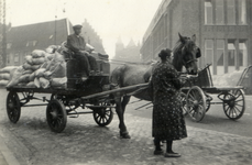 811645 Afbeelding van een paard en wagen van de Graan- en meelhandel Firma L. Hoejenbos ter hoogte van het pakhuis ...